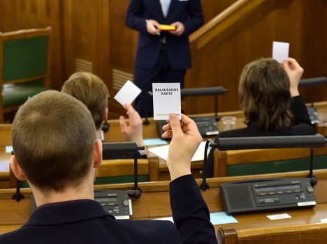 Aicina jauniešus pieteikties tiešsaistes skolu programmai “Iepazīsti Saeimu”
