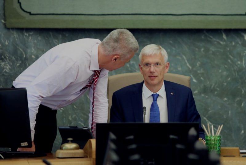 Deputāti konceptuāli atbalsta būtisku atalgojuma pieaugumu valsts amatpersonām no 2023.gada