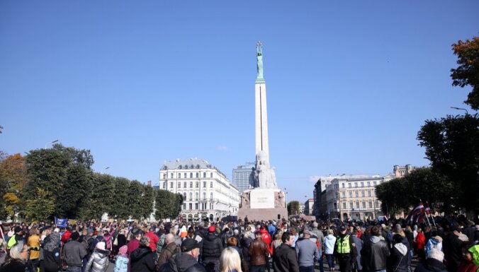 Protesta akcijā pie Brīvības pieminekļa pulcējas vairāk nekā 500 cilvēku