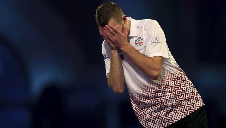 Razma nespēj pretoties Kingam un izstājas ”World Series of Darts” debijā