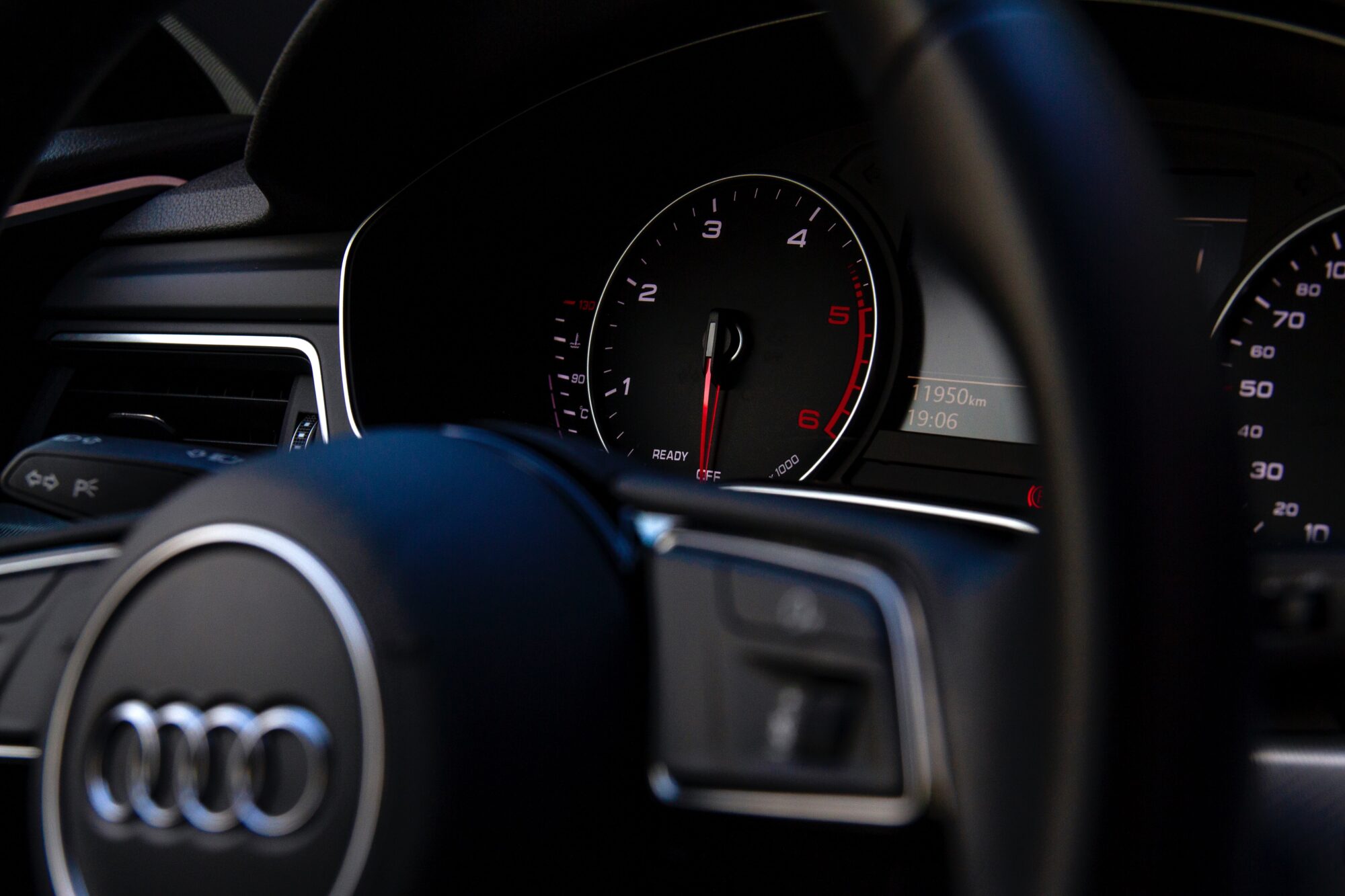 Aizputē ”Audi” saskrienas ar ”Volvo”