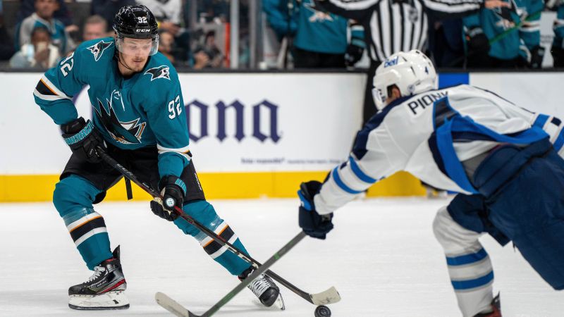 Balcers pastrādā vārtu priekšā un gūst uzvaras vārtus “Sharks” pirmajā spēlē