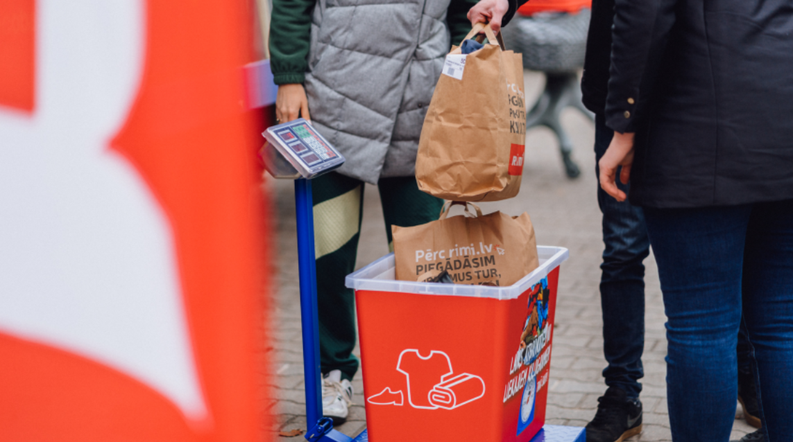 Varēs nodot nevajadzīgo apģērbu. Ziemeļu ielā piestās tekstila atkritumu savākšanas mašīna