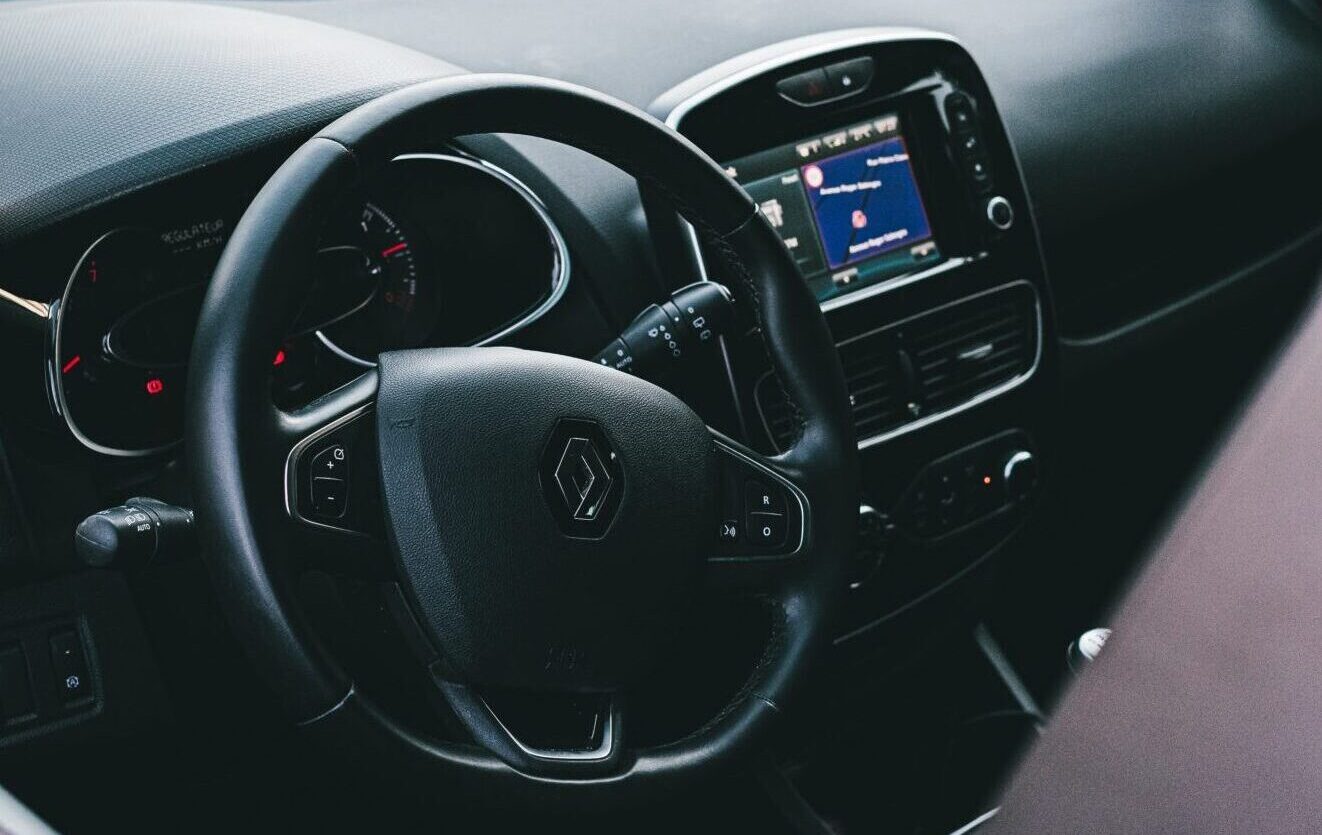 Stūrē “Renault” pa Vaiņodi dzērumā un bez tiesībām