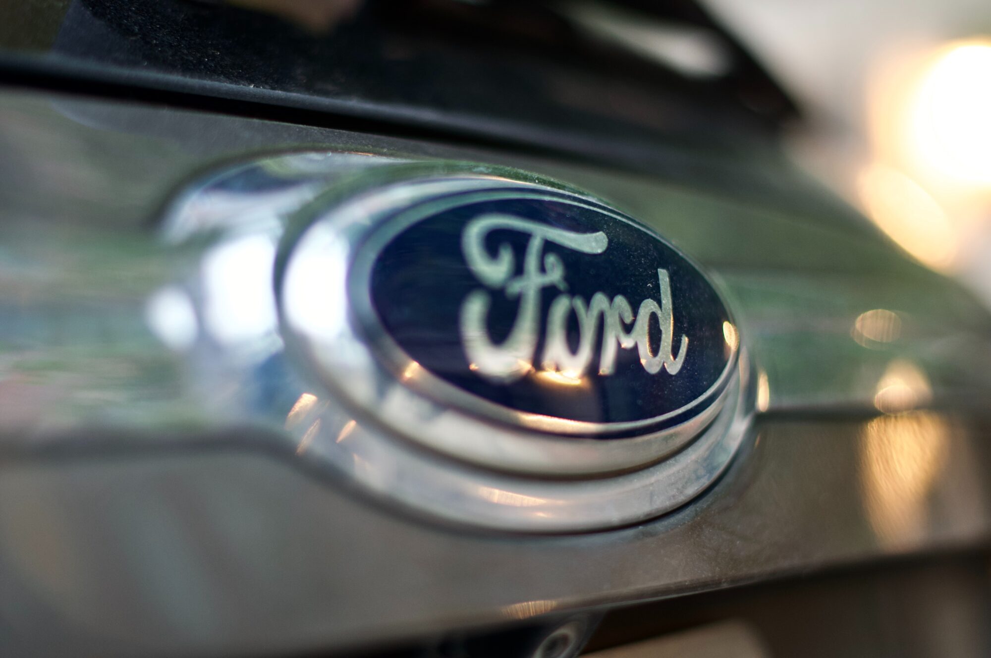Flotes ielā ar “Fordu” ieskrien kokā