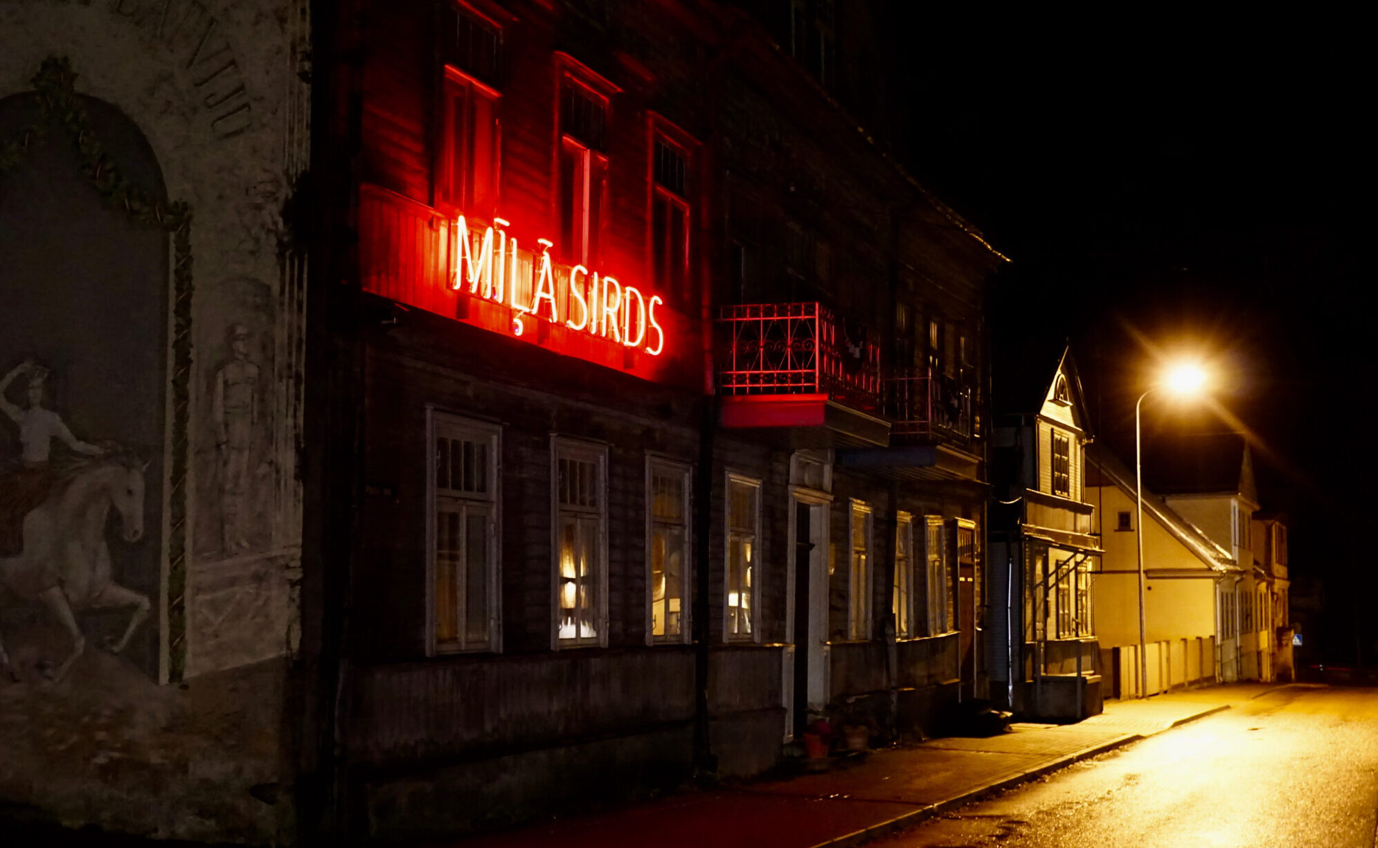 Lielpilsētas neons mazpilsētas sirdī