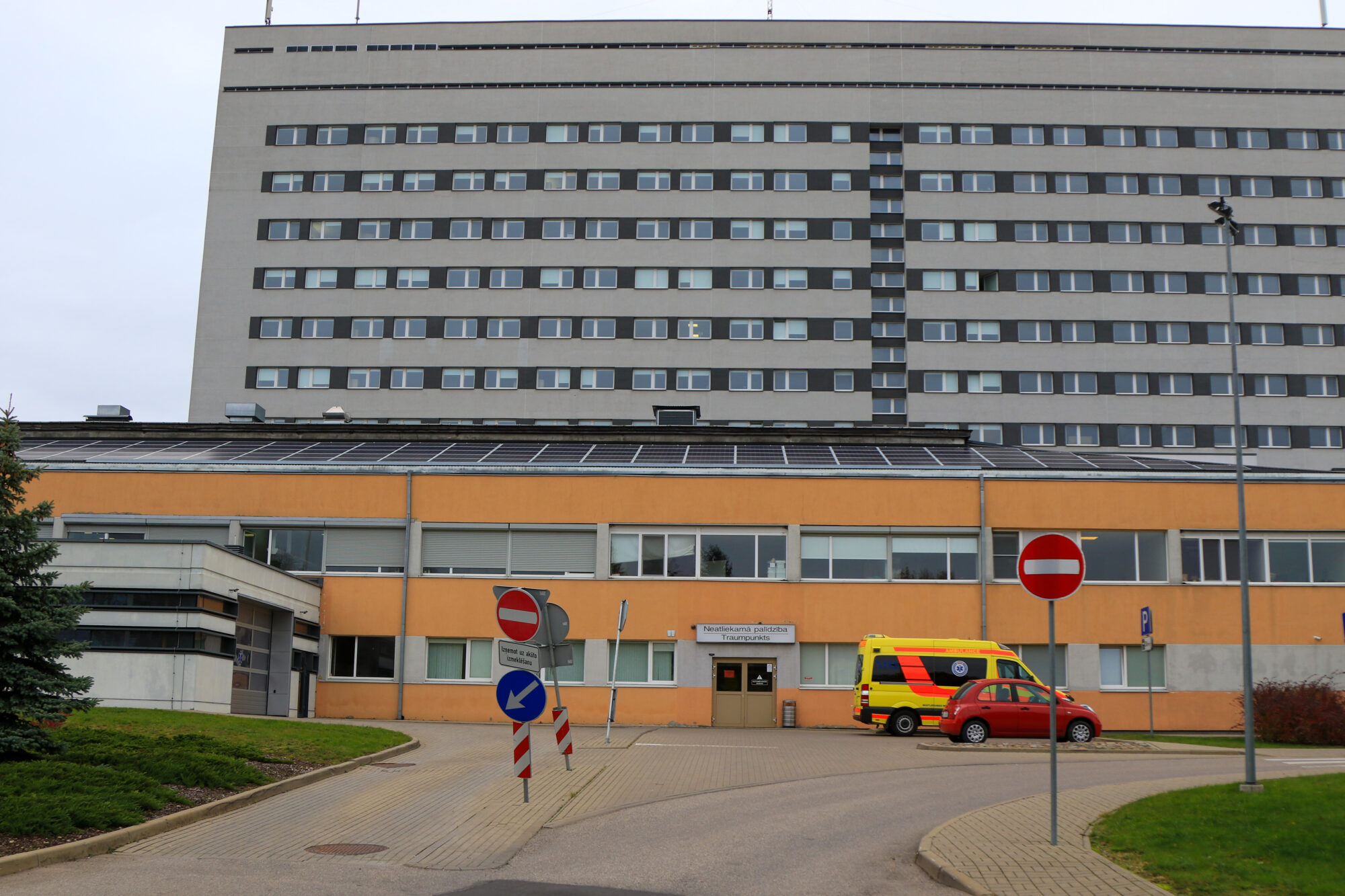 Liepājas slimnīcā ārstējas 85 kovida pacienti; trīs miruši