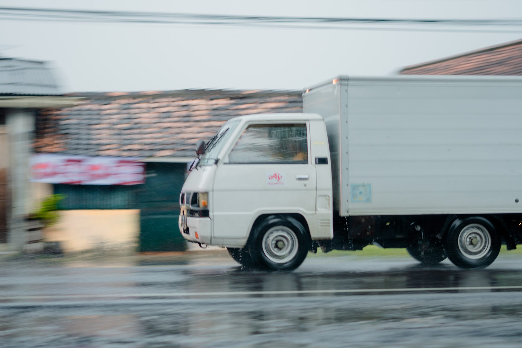 Rucavā ar smago auto pie rampas piespiež vīrieti