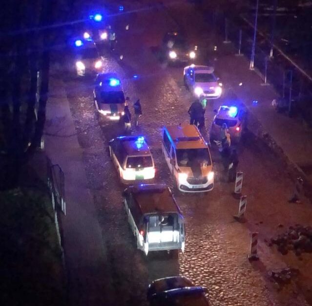 Baznīcas ielā pieķer deviņus jauniešus, kas ballējas mājsēdes laikā