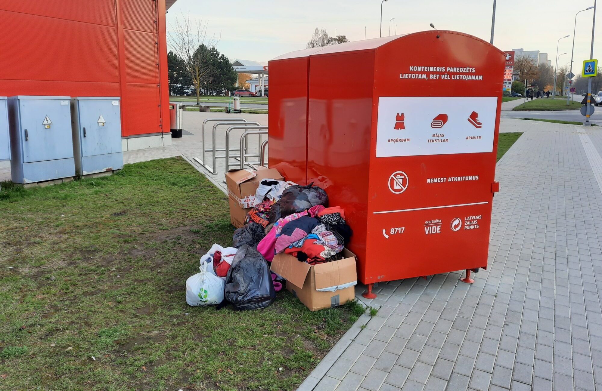 Liepājnieki cītīgi revidē skapjus. Tekstila šķirošanas konteineru Ziemeļu ielā izved katru dienu