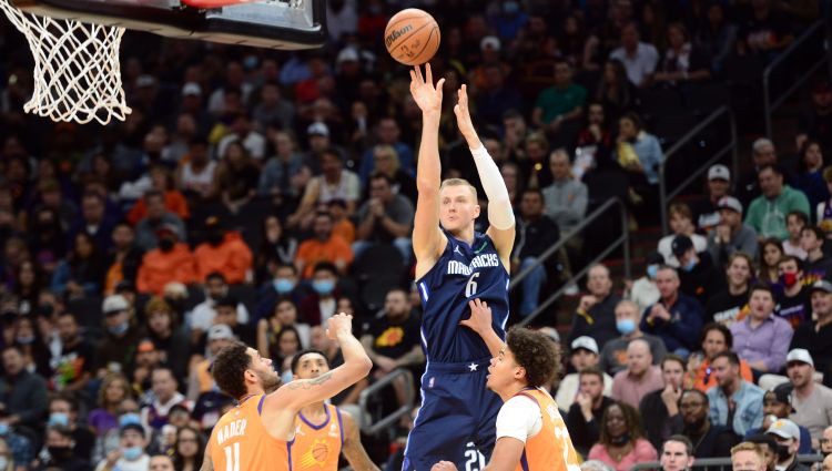 Porziņģim 23+12, ”Mavericks” otro reizi pēc kārtas zaudē Fīniksai