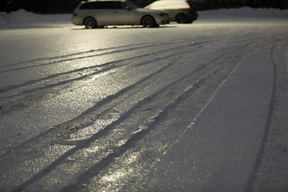 Šorīt lielākajā daļā Latvijas teritorijas autoceļi sniegoti un apledo