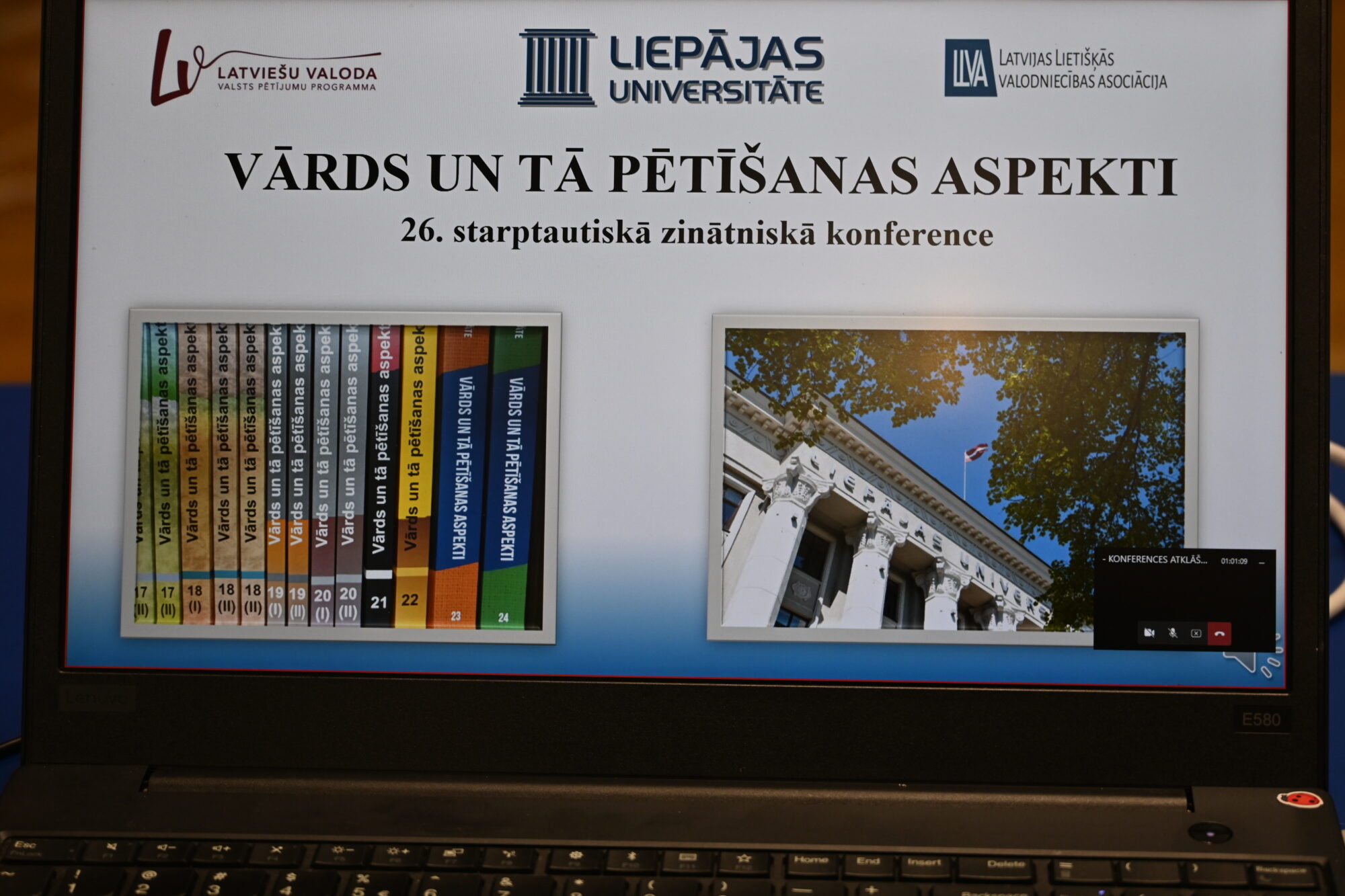 Valodnieki tiešsaistes konferencē diskutē par valodu