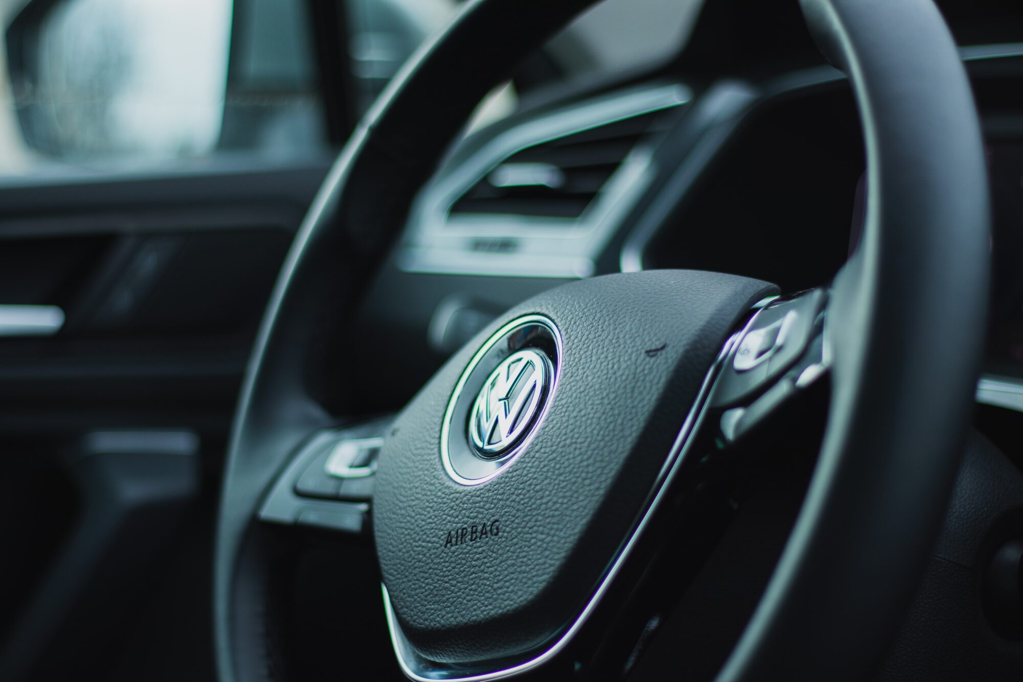 Grīzupes ielā aiztur aizdomīgu “Volkswagen”