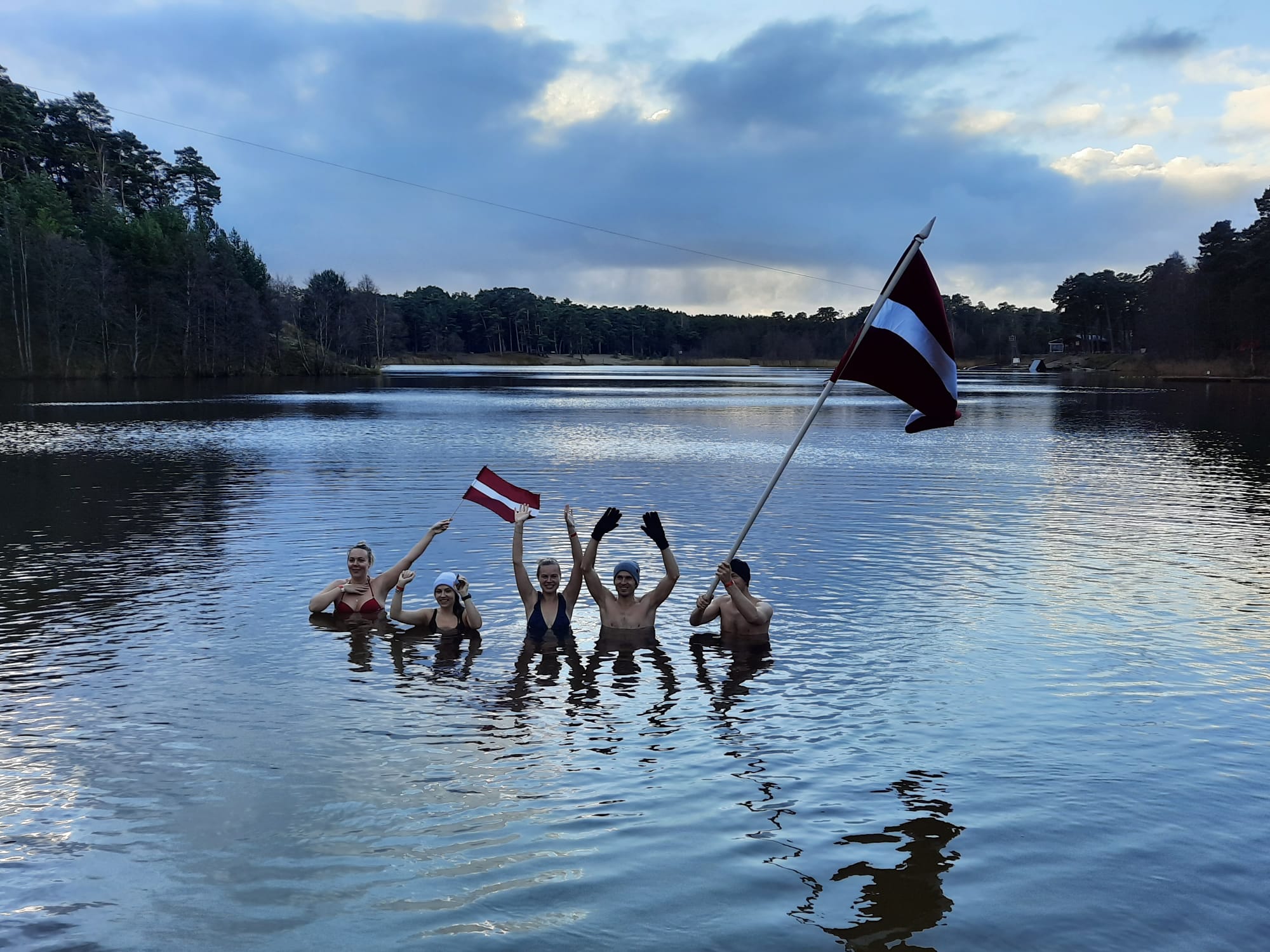Ar karogu un himnu Latvijas novembra ūdeņos