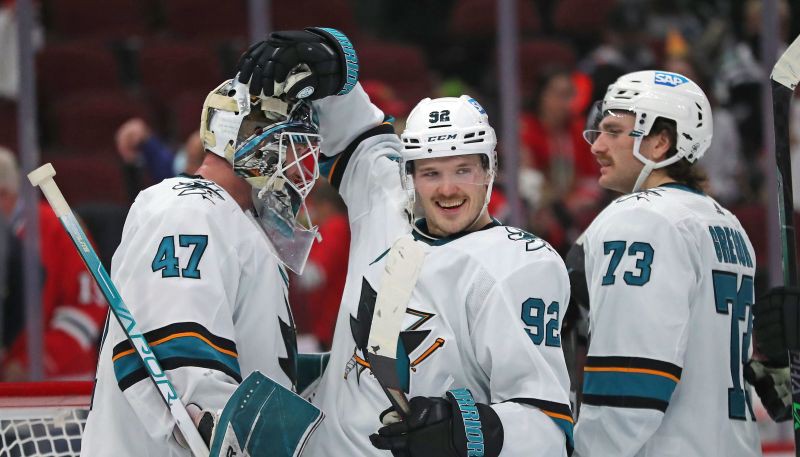 Balceram rezultatīva piespēle “Sharks” uzvaras vārtos pret “Blackhawks”
