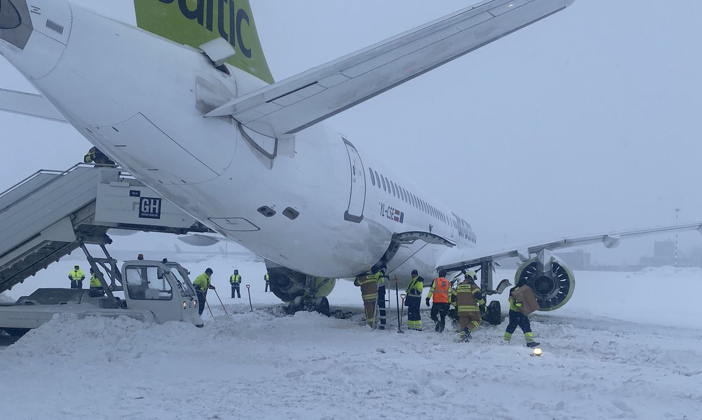 Rīgas lidostā sliktas redzamības dēļ “airBaltic” lidmašīna noslīdējusi no manevrēšanas ceļa; lidosta uz laiku slēgta