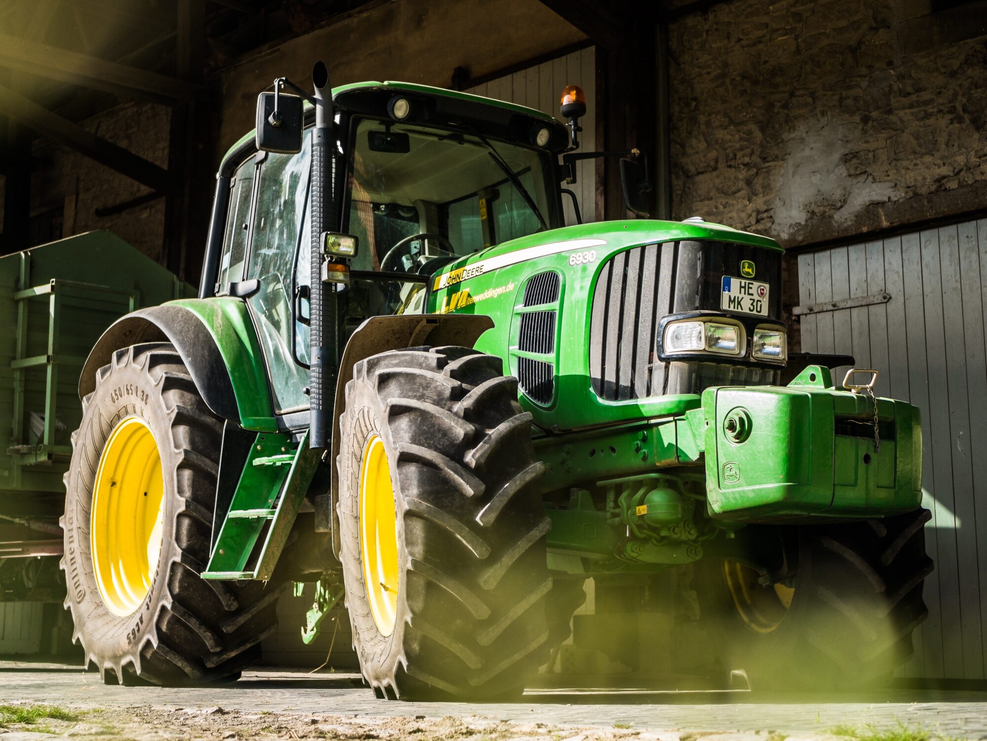 Sakā aizdegas traktors