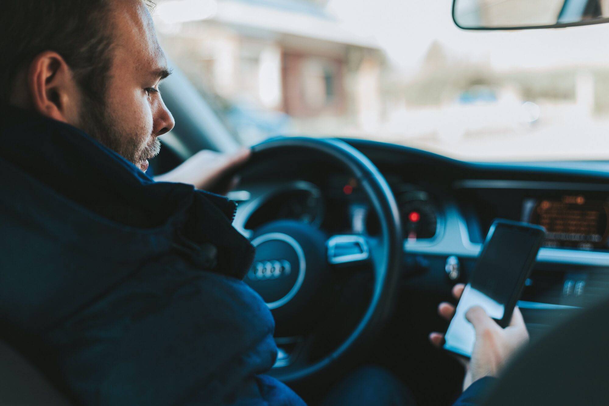 Aptauja: 73% Latvijas autovadītāju izmanto mobilo tālruni pie stūres