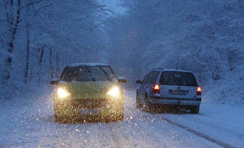 Šorīt daudzviet Latvijā autoceļi sniegoti un apledo
