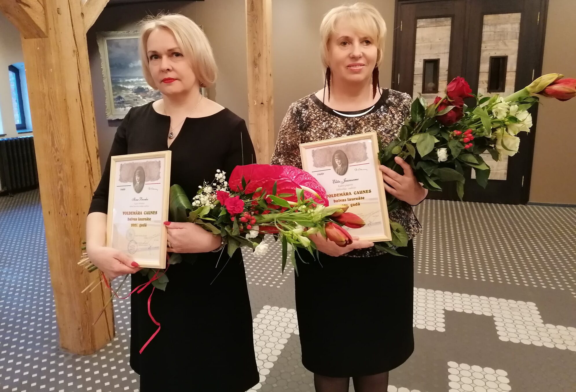 Kalētu pagasta bibliotēkas vadītāja saņem Voldemāra Caunes balvu