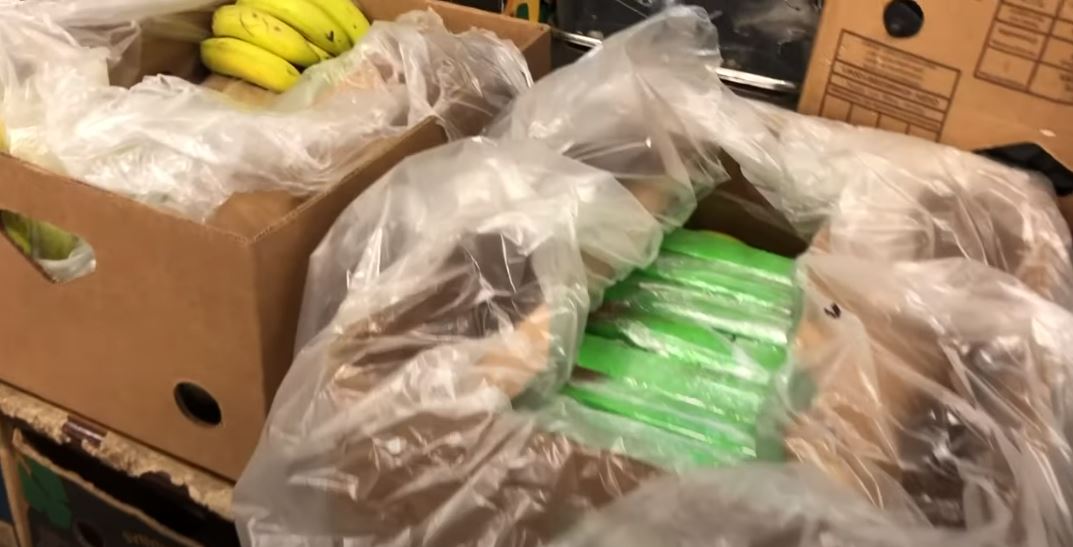 Banānu kastes ar iespējamo kokaīnu uzietas “Maxima” veikalos