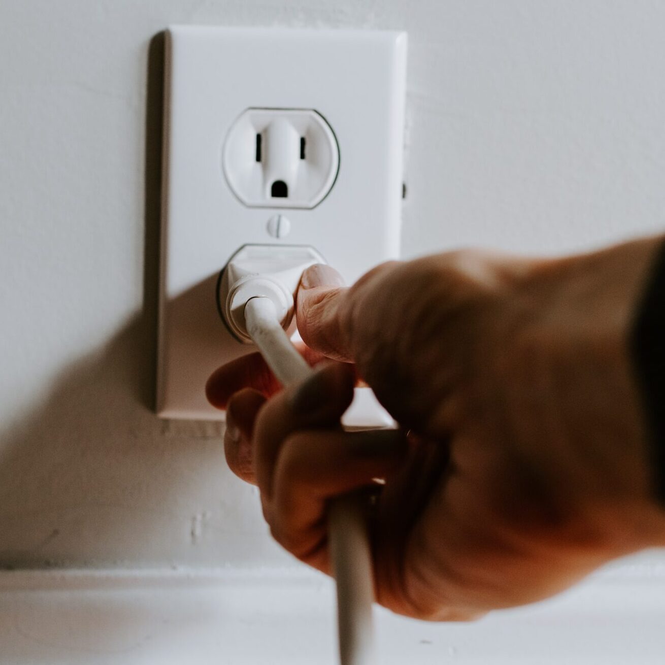 Sniegs Priekulē traucē elektroapgādi