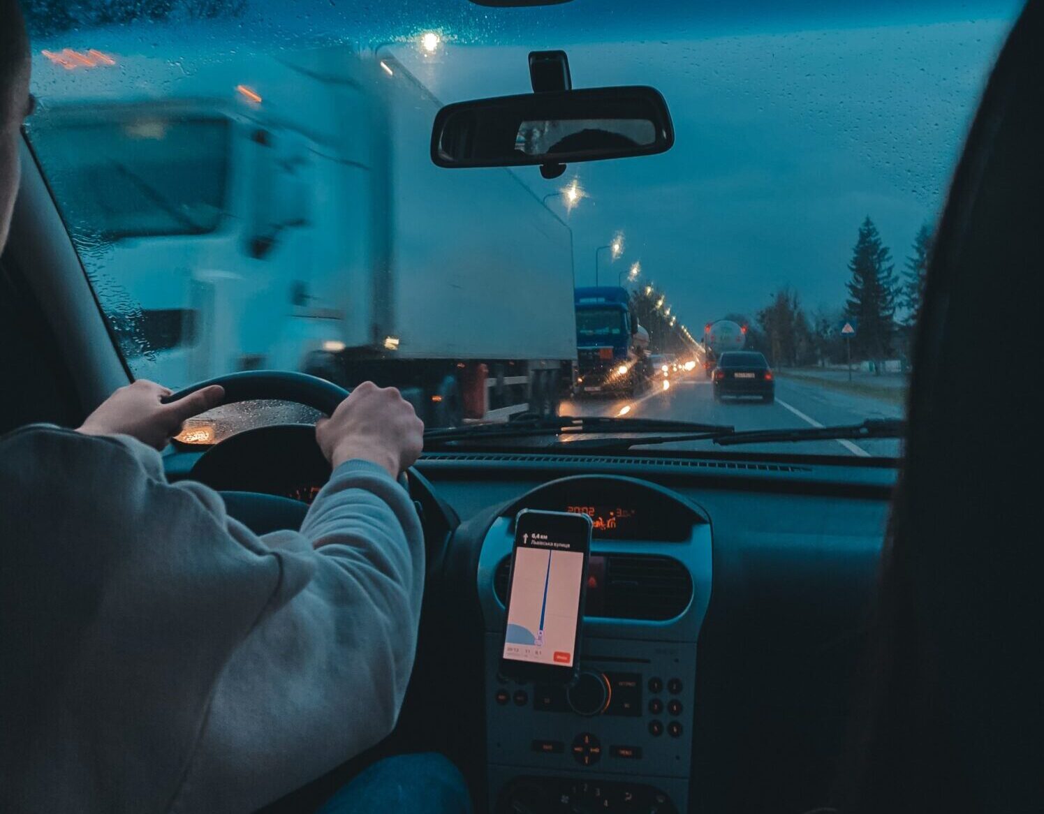Grobiņas pagastā ”BMW” pēc apdzīšanas iebrauc grāvī, cietis pasažieris