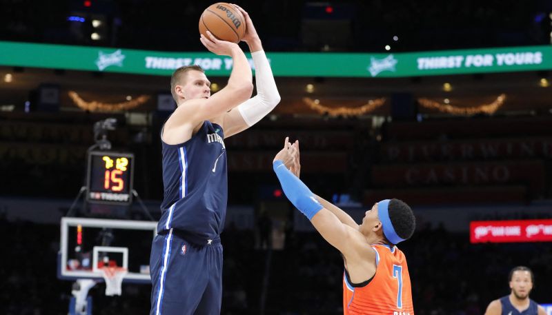 Porziņģim 13 punkti, “Mavericks” bez Dončiča uzvar “Thunder”