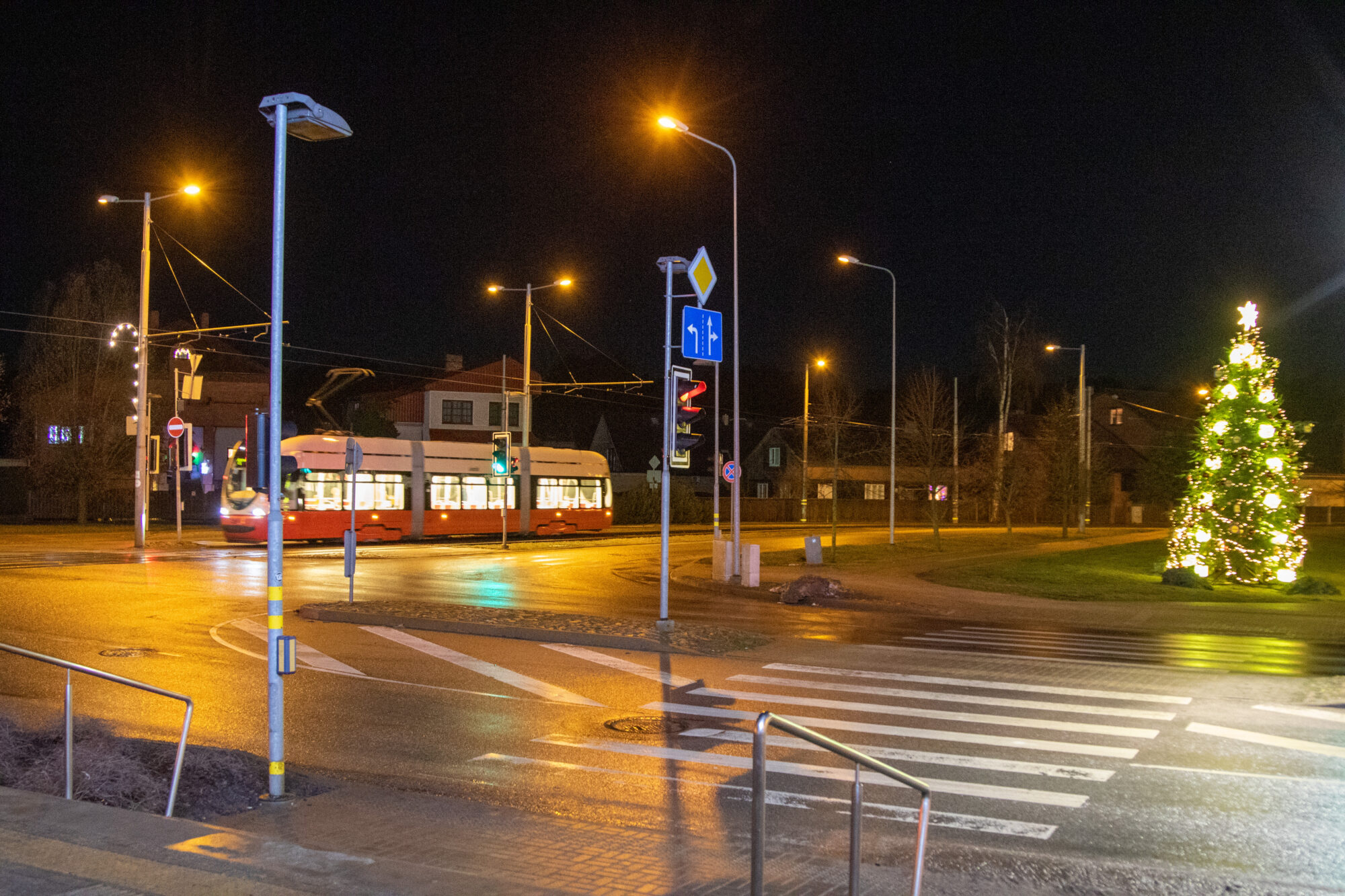 Gājēju pāreju apgaismojums nedeg, naudas salabošanai nav