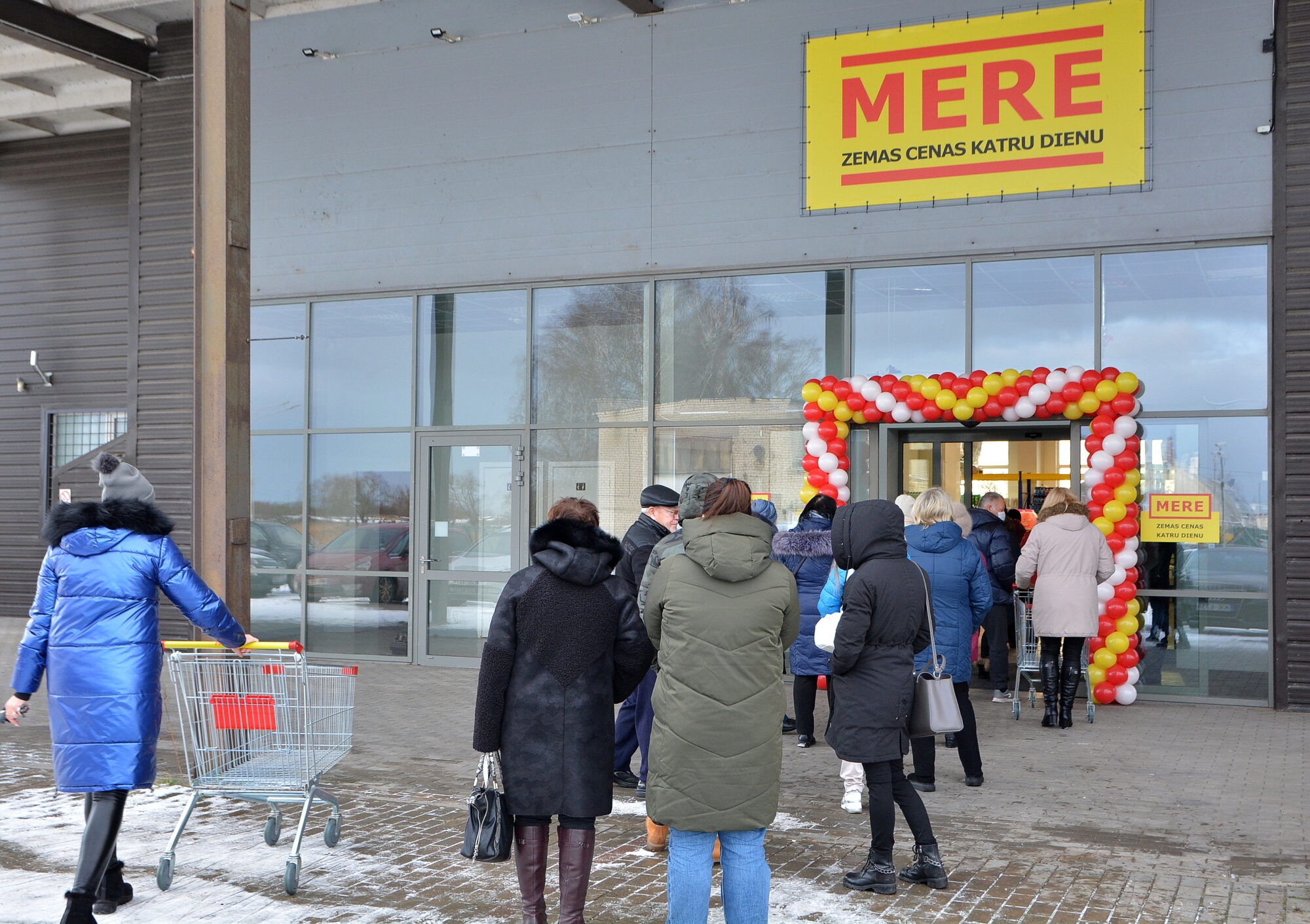 Pircēji pulcējas arī pie veikala “Mere”