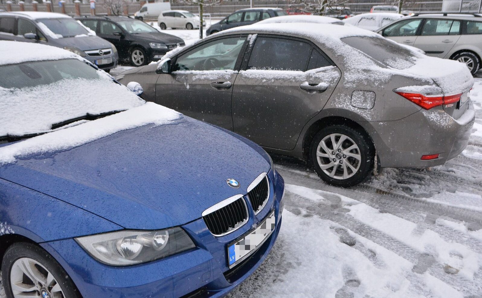 Automobiļi kļūst lielāki, stāvvietas gan ne