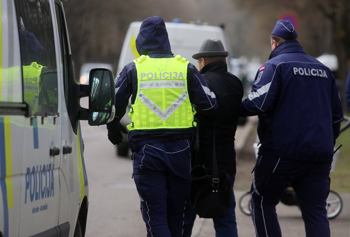 Atgādinot par iespējamu kriminālatbildību, policija aicina iedzīvotājus nepulcēties Gobzema reklamētajā protesta pasākumā pie Rīgas pils