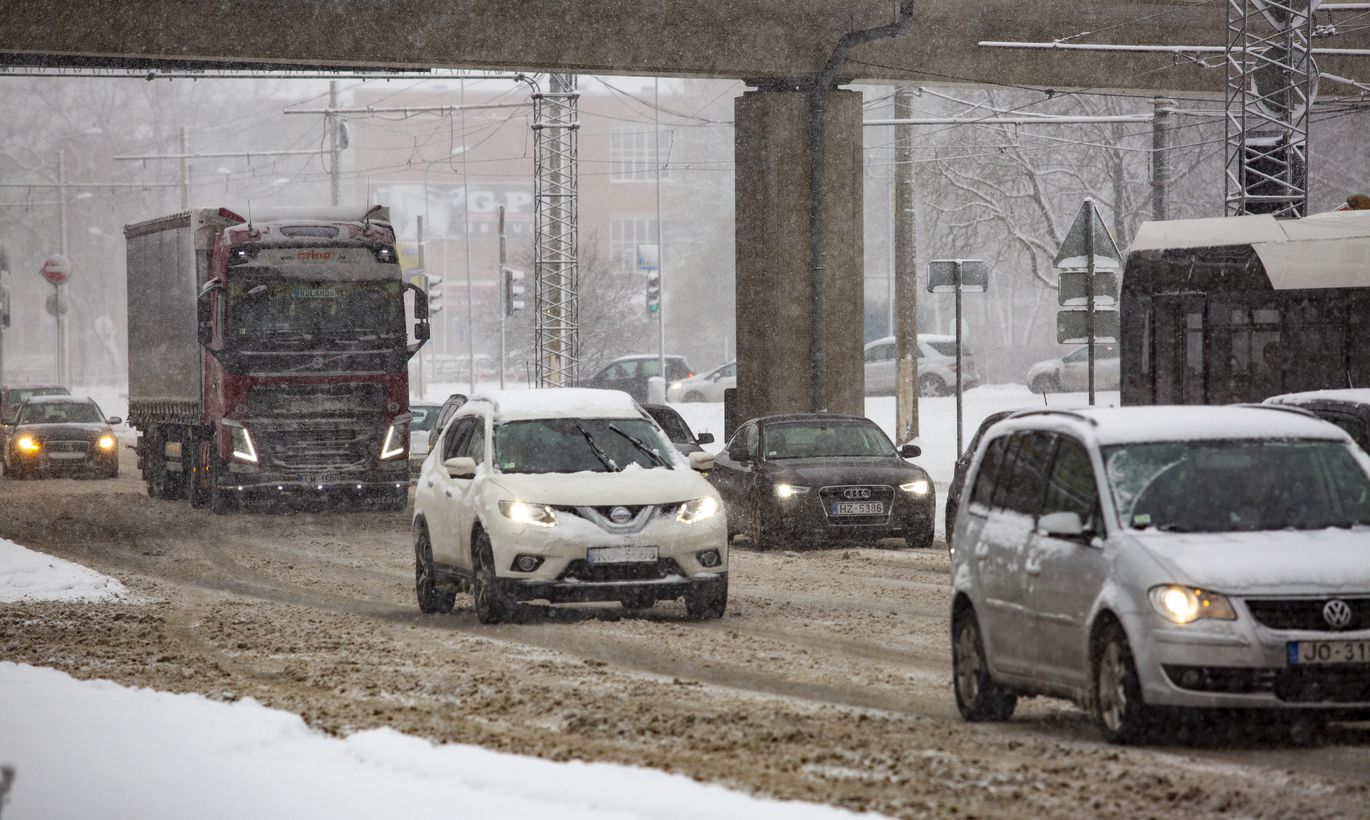 Sniega un apledojuma dēļ arī šorīt apgrūtināta braukšana teju visā Latvijā