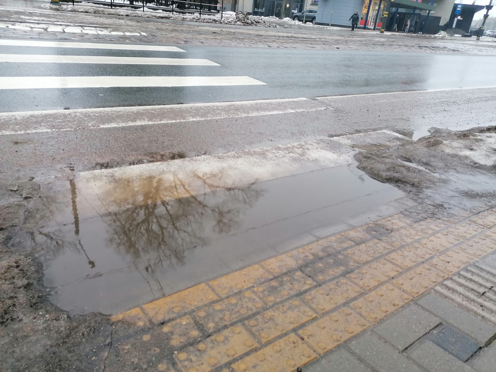 Ielas – slidotavas, pārejas – baseini