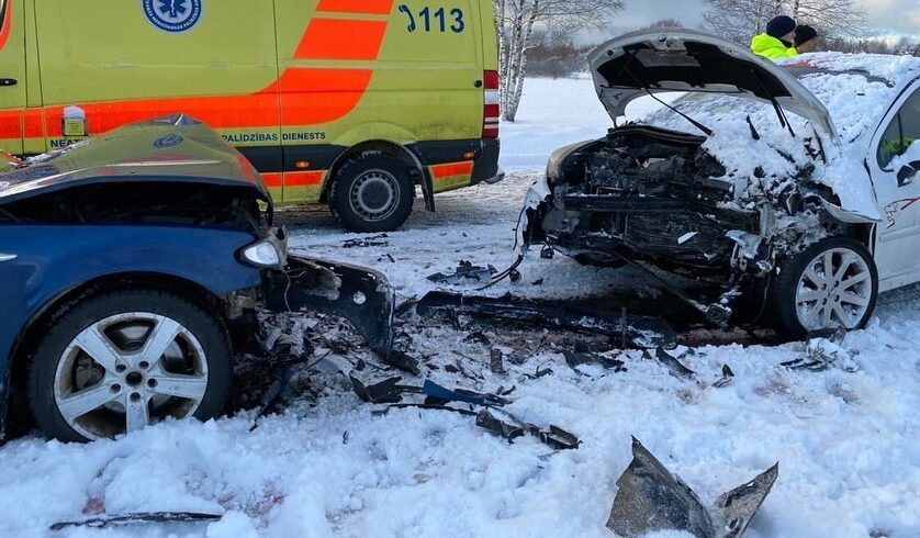 Nīcas pagastā divu automašīnu frontālā sadursmē cietuši seši cilvēki