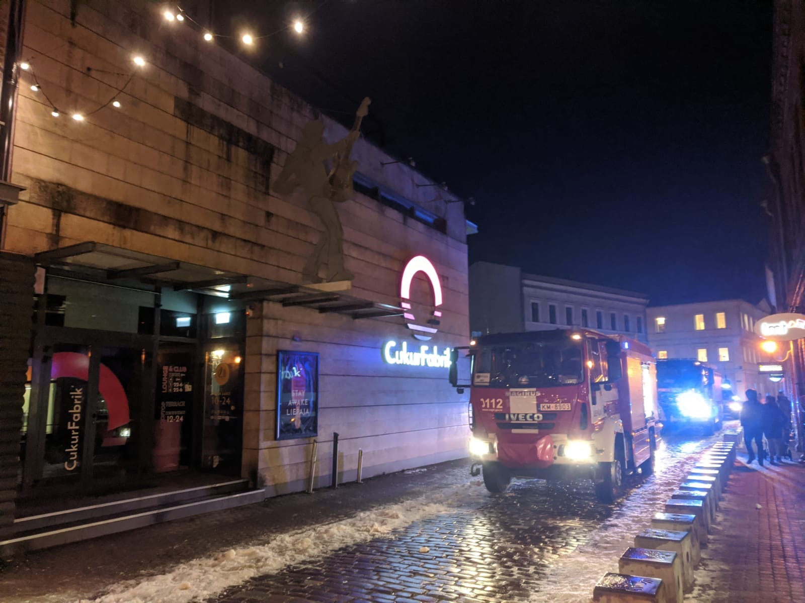 Naktskluba ”Cukurfabrik`” virtuvē aizdegas fritieris