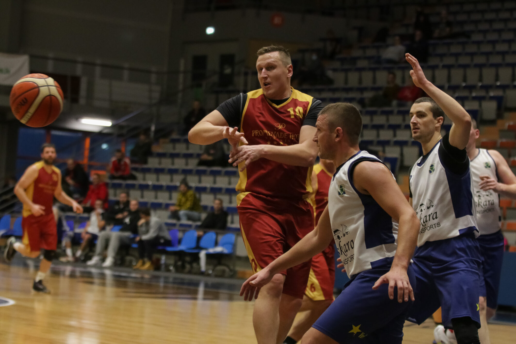 Līderu duelī komanda ”Oskaru Transports” izcīna uzvaru