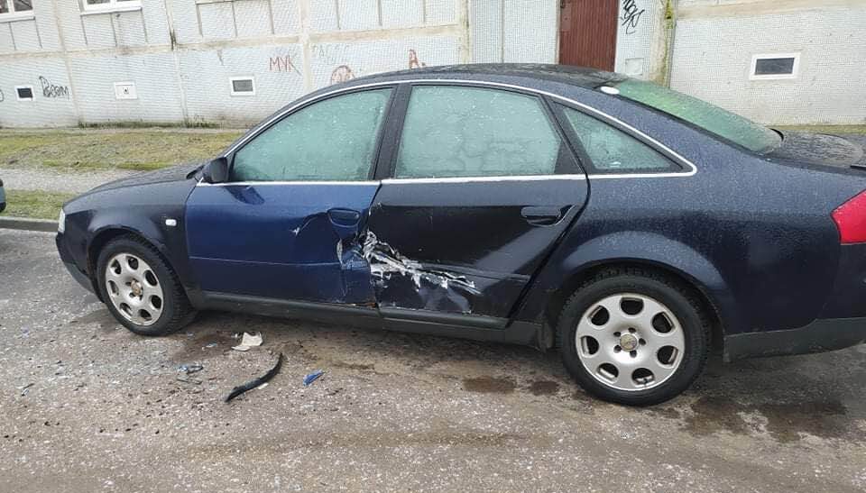 Tosmarē taranē ielas malā novietotu auto un aizbēg