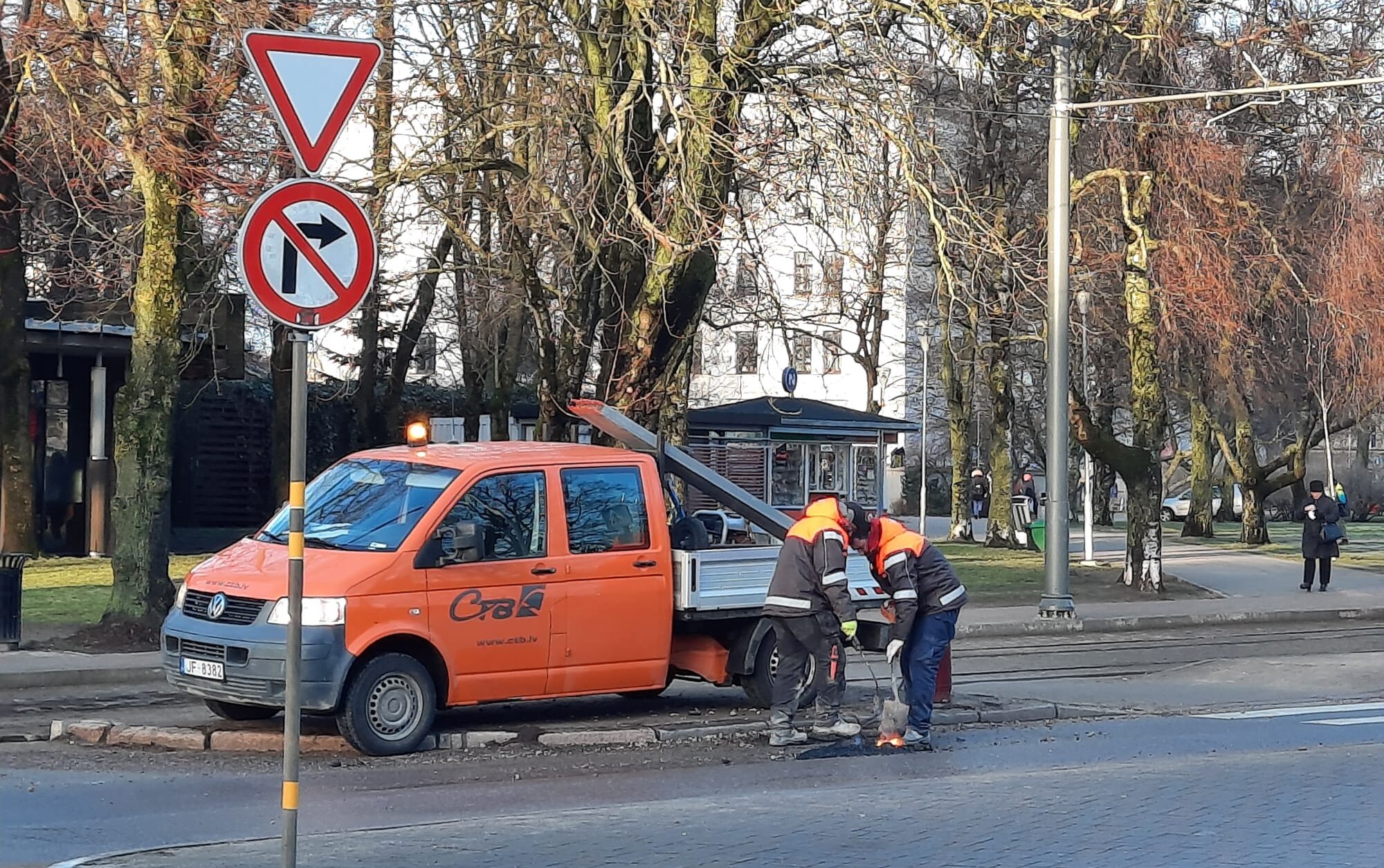 Mainīga ziema ielās uzplēš bedres un plaisas