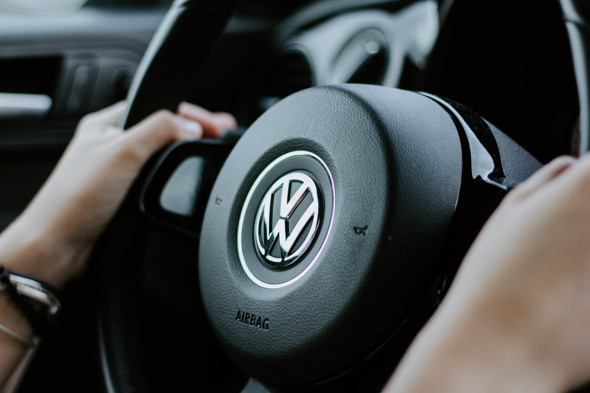 Karostā saskrienas divas automašīnas, negadījumā neviens nav cietis