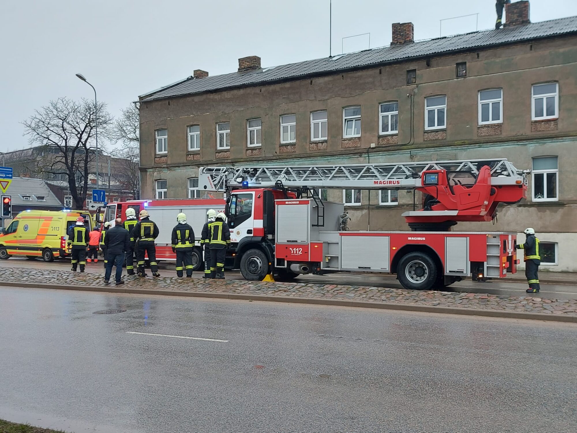 Liepājā ugunsdzēsējs satraumē kāju
