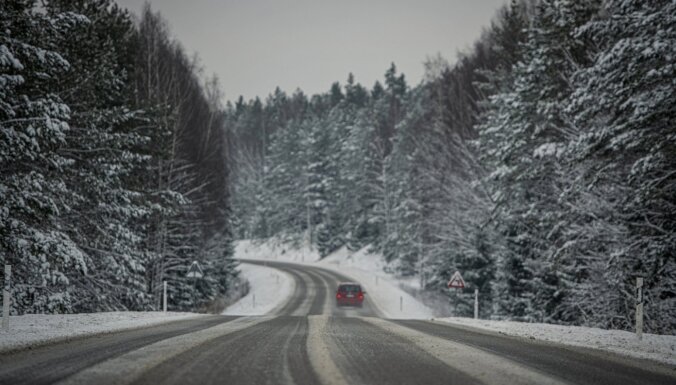 Otrdienas rītā braukšana apgrūtināta pa gandrīz visiem valsts galvenajiem autoceļiem