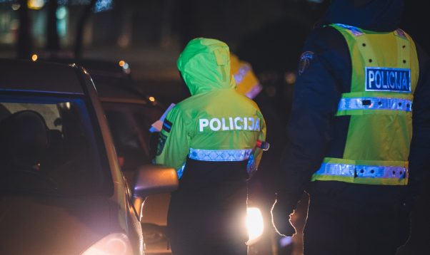 Stūrē pa M. Ķempes ielu kriminālprocesam atbilstošā reibulī