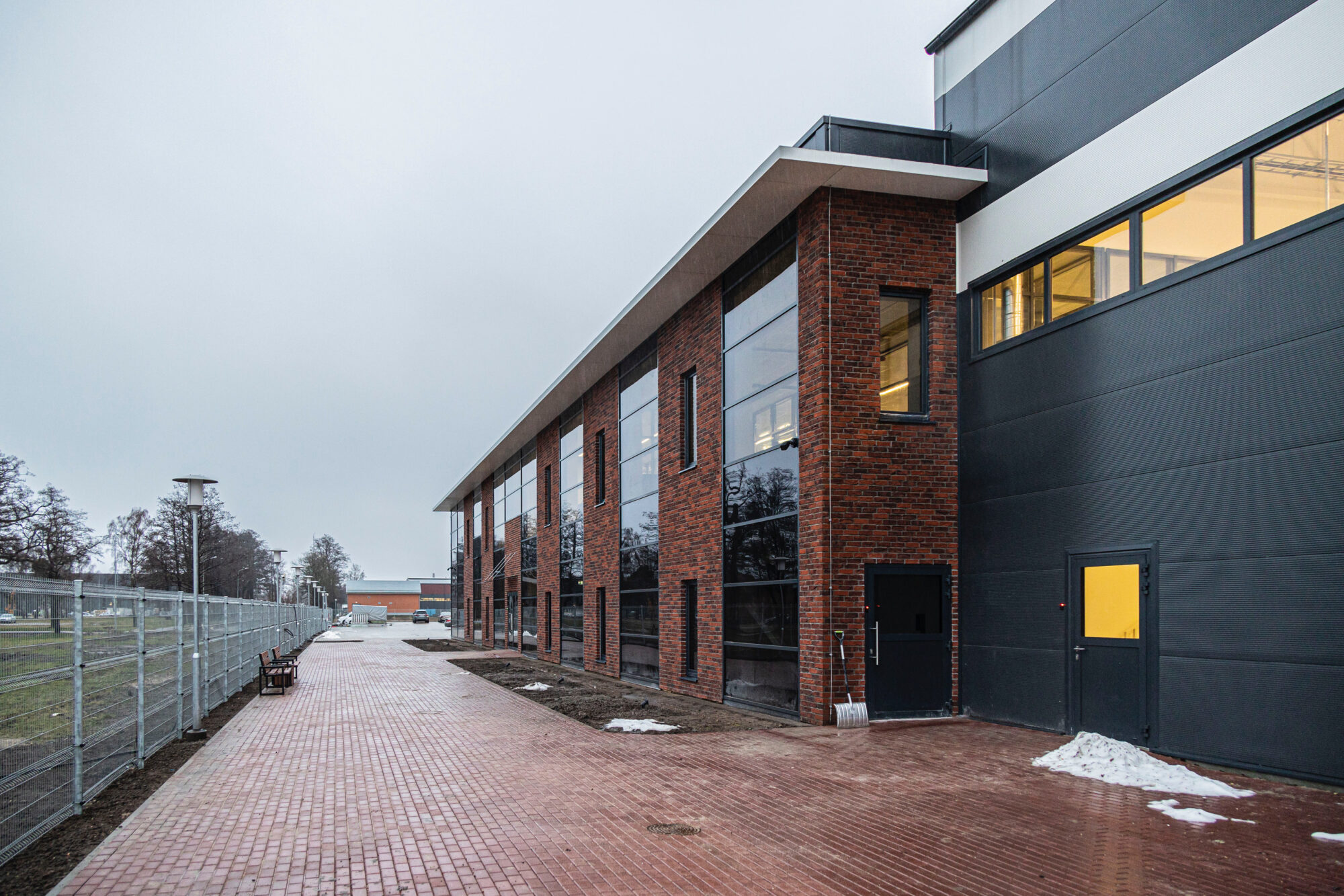 Pieņem ekspluatācijā jauno “Jensen Metal” ražotni Karostas industriālajā parkā