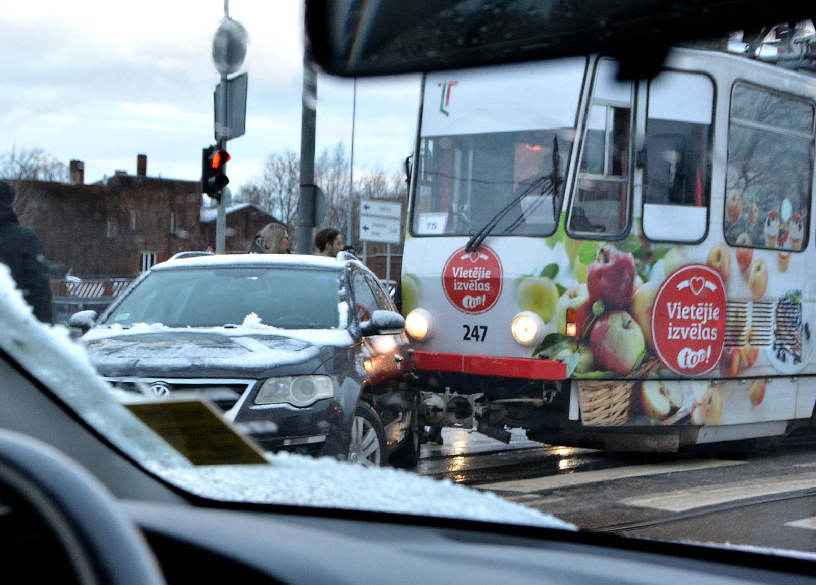 Liepājā vieglais auto saskrienas ar tramvaju