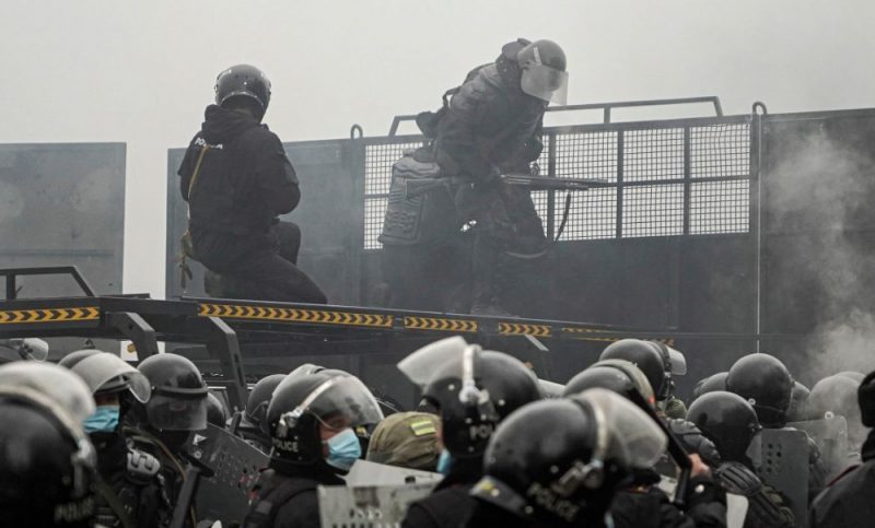Kazahstānas prezidents atļauj bez brīdinājuma šaut uz protestētājiem