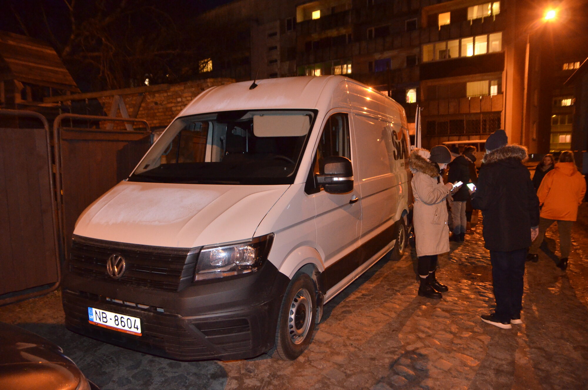 Dodas ceļā mikroautobusi ar Latvijas iedzīvotāju saziedotajām mantām un medikamentiem karā cietušajiem Ukrainas iedzīvotājiem