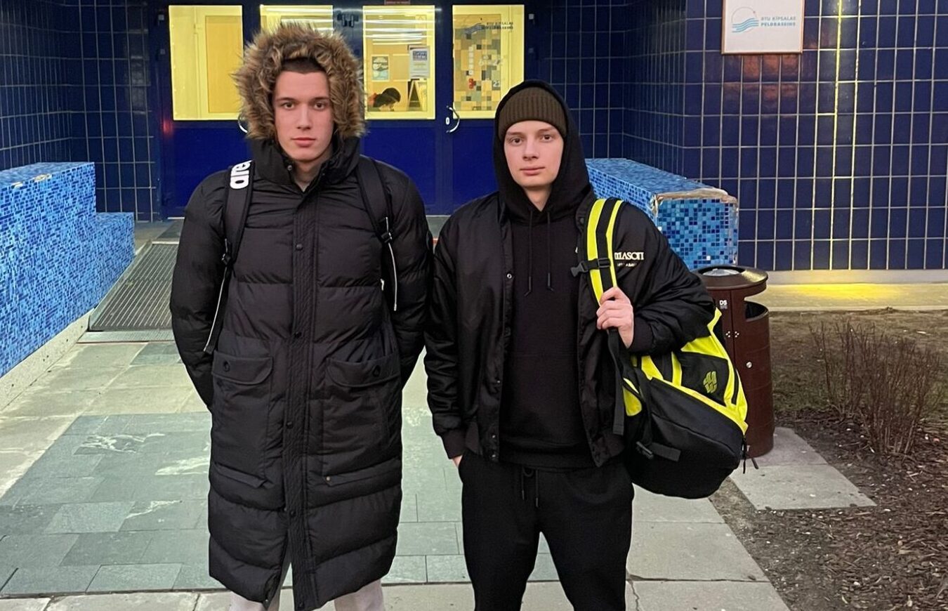 Edgars Vasiļjevs izpilda sporta meistara normatīvu peldēšanā