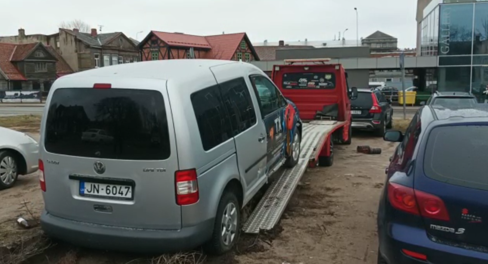 Aizvāc Jūras ielas malā novārtā pamesto auto
